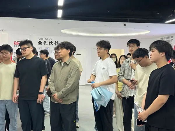 豫西10所高校学子走进泰斯特