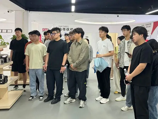 豫西10所高校学子走进泰斯特