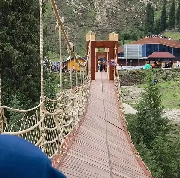 该桥因主绳损坏倾斜